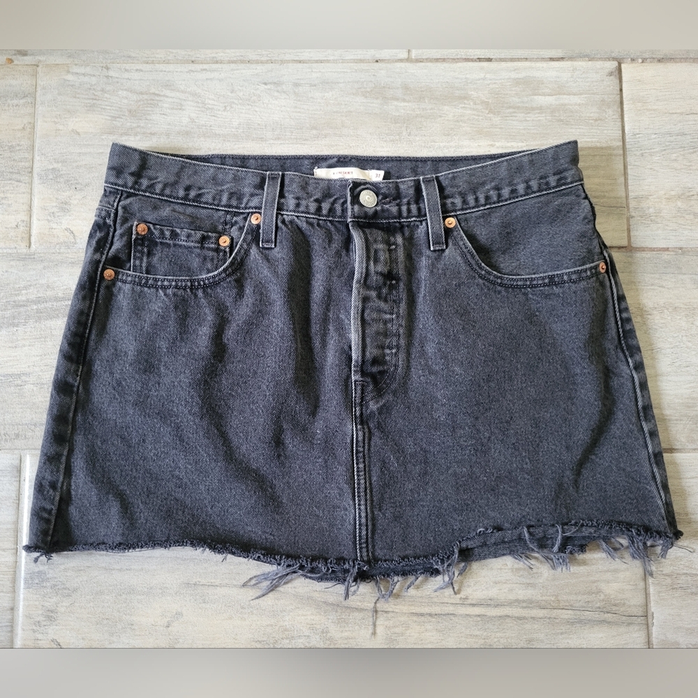 Levi's Denim Icon Frayed Mini Skirt in Faded Black Size 31